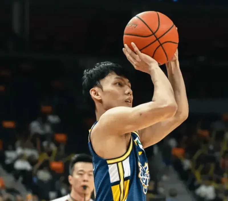 kaiyun-今晚青岛vs广东大名单：胡明轩、徐杰出战，王奕博在列